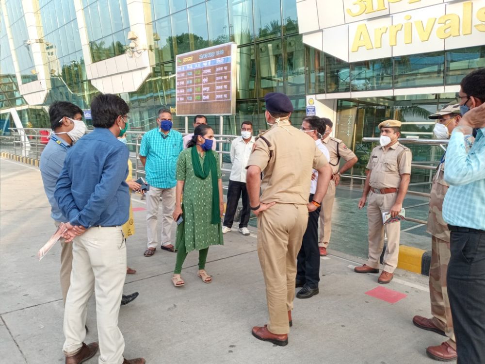 कलेक्टर ने एयरपोर्ट पर देखी व्यवस्थाएं, प्रवासी श्रमिकों की स्क्रीनिंग और क्वारेंटाईन के संबंध में दिए निर्देश